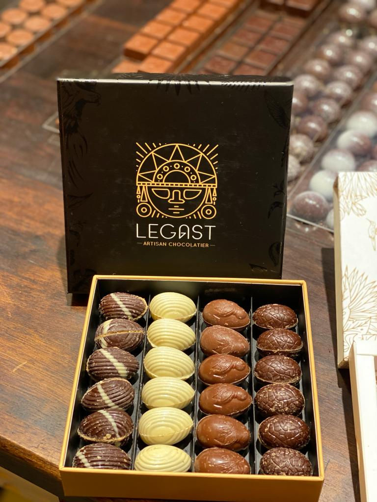 Boite carrée Noire assortiment œufs mixte (chocolat noir/ lait/ blanc)