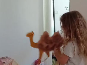 יצירה מקסימה של נילי בת 7 לב בן 4 ואימא שלהם צפייה, בעקבות הסיפור- הכנסת אורחים