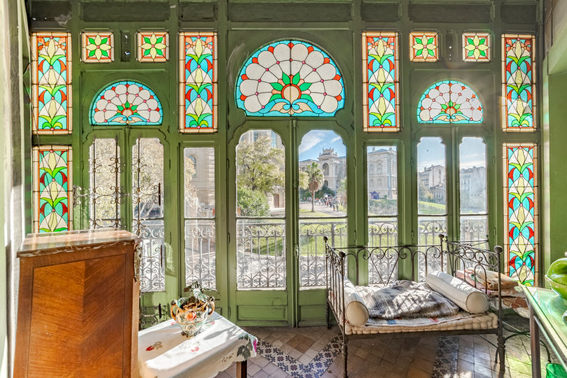 Appartement ancien et verrière colorée avec vue sur le Palais Longchamp. 