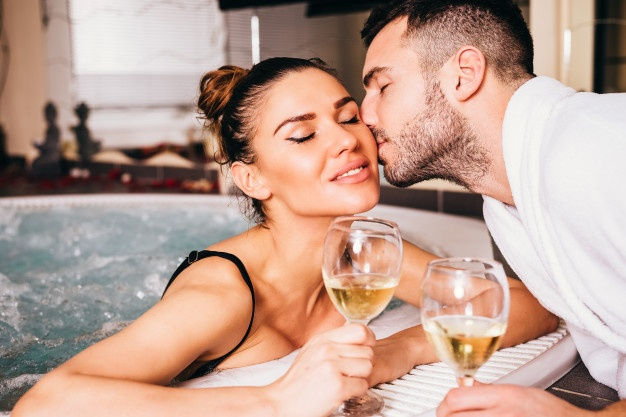 hermosa-joven-pareja-relajarse-juntos-be