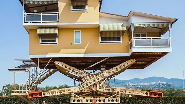 Фотовыставка «Материнские дома: архитектура без правил» в Ренане