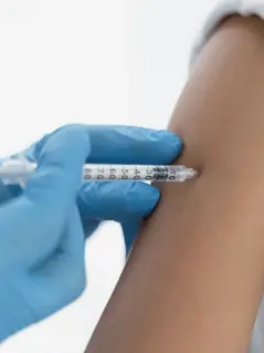 Прививка или штраф: кантоны Швейцарии пересматривают правила 