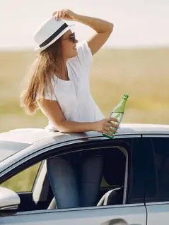 Почему в салоне автомобиля нельзя оставлять бутылку с водой?