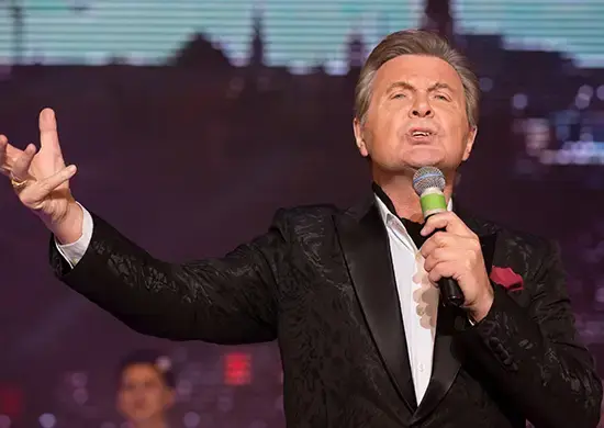 ев Лещенко исполняет песню «День Победы», 2016 год // Mil.ru / wikipedia.