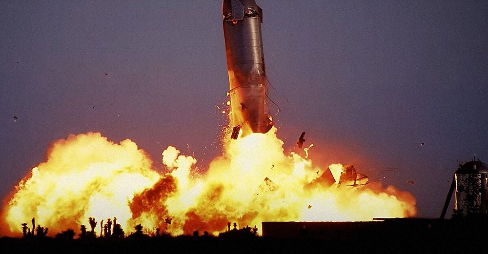 Прототип ракеты-носителя Super Heavy компании SpaceX загорелся и взорвался на стартовой площадке