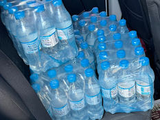 ONG de Proteção Animal SALVADORES contribui com água e pães para pessoas desabrigadas