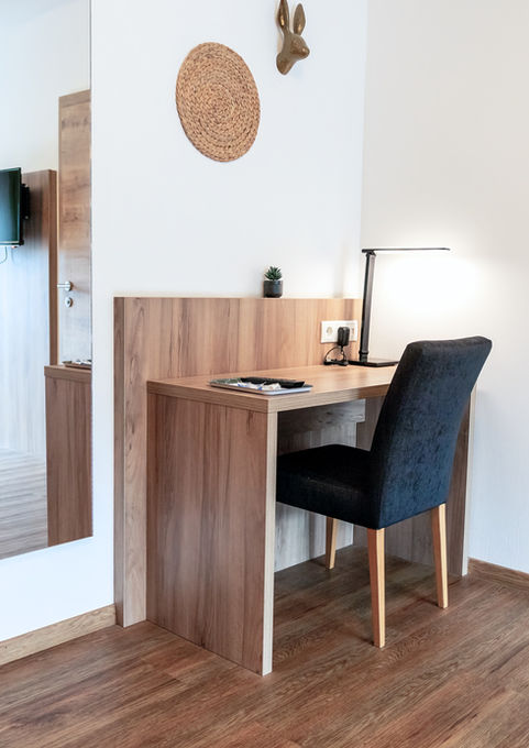 Moderner alpiner Stil mit viel Holz und harmonischen Farben in der Junior-Suite der Pension Seelos.