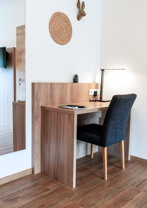 Moderner alpiner Stil mit viel Holz und harmonischen Farben in der Junior-Suite der Pension Seelos.