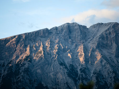 glühende Hohe Munde von den Alpine Easy Flats in Obermieming