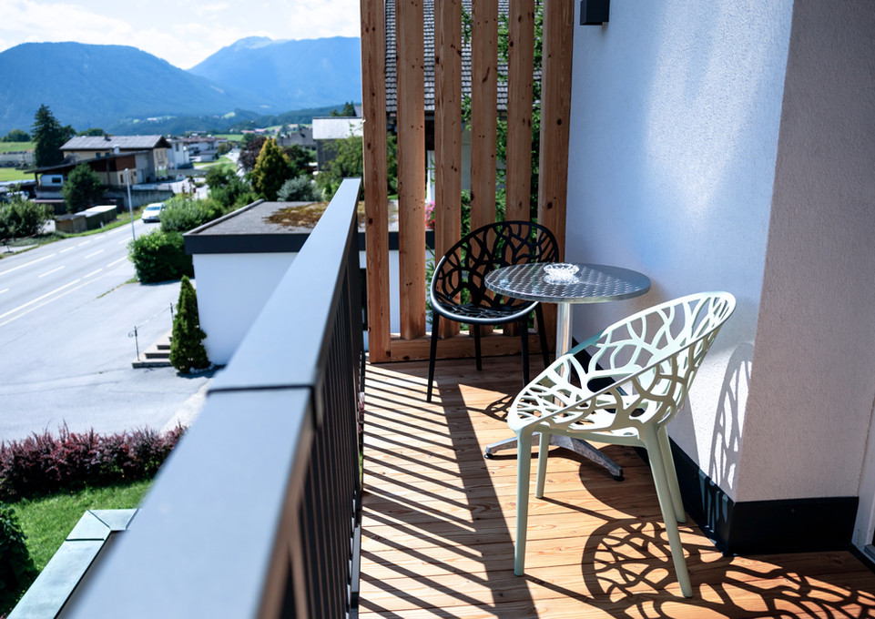 Privater Balkon der Junior-Suite mit weitem Panoramablick über das Mieminger Plateau.