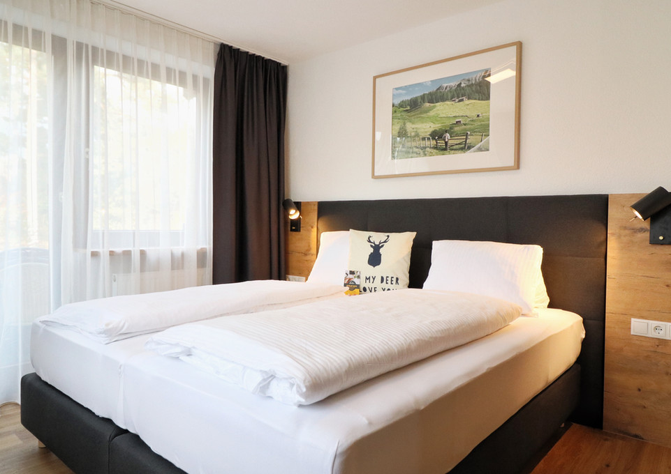 Hochwertiges Boxspringbett in der großzügigen Junior-Suite der Pension Seelos – für maximalen Schlafkomfort.