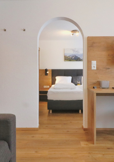 Hell und modern gestaltete Junior-Suite auf 30 m² – viel Platz für Paare oder kleine Familien.