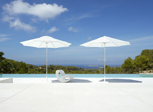 Jardinico 2 outdoors umbrellas with a lounger chair below them