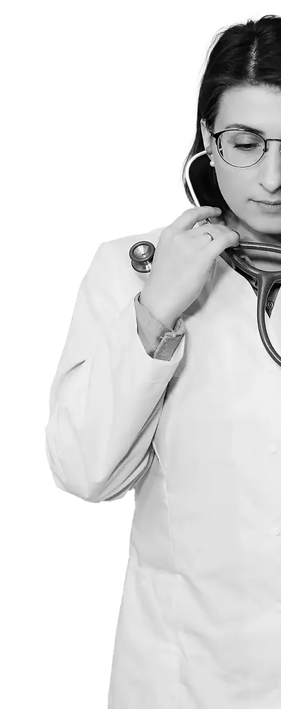 preto e branco, médica segurando estestoscópio, olhando para baixo.