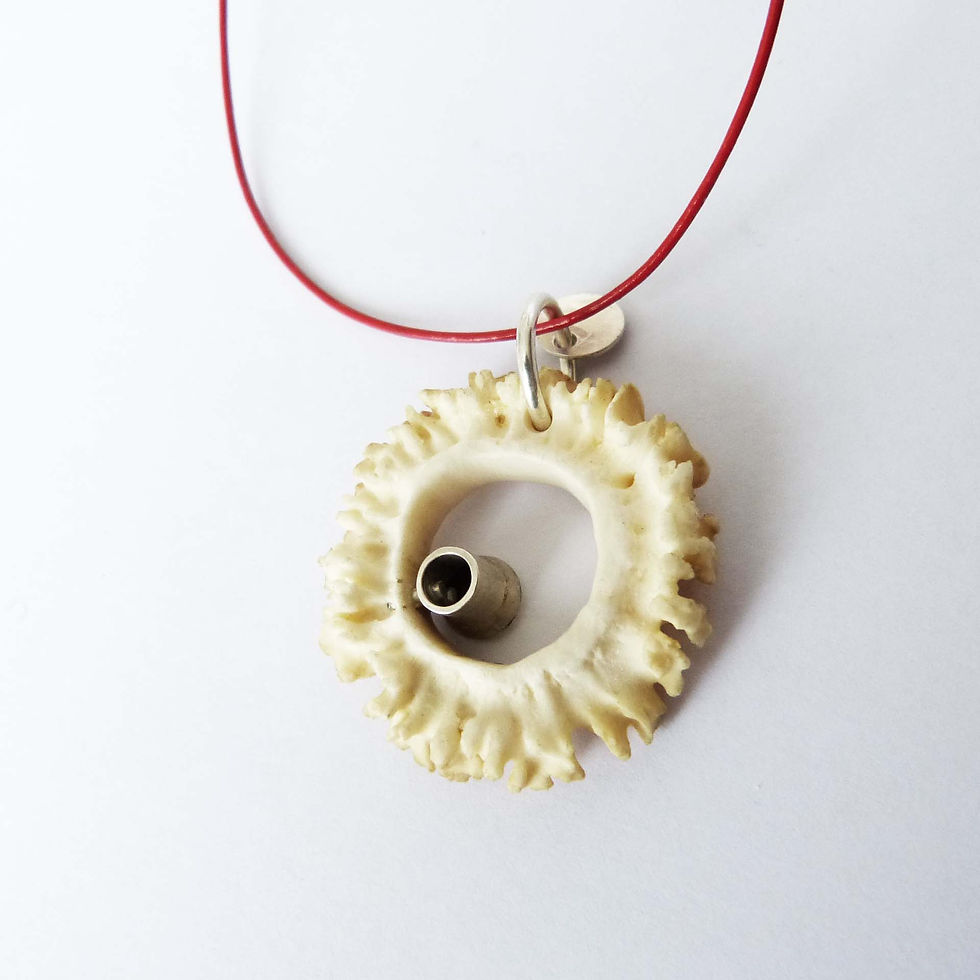 Miniature : Pendentif "pivot" en Bois de chevreuil, Argent, Grenat