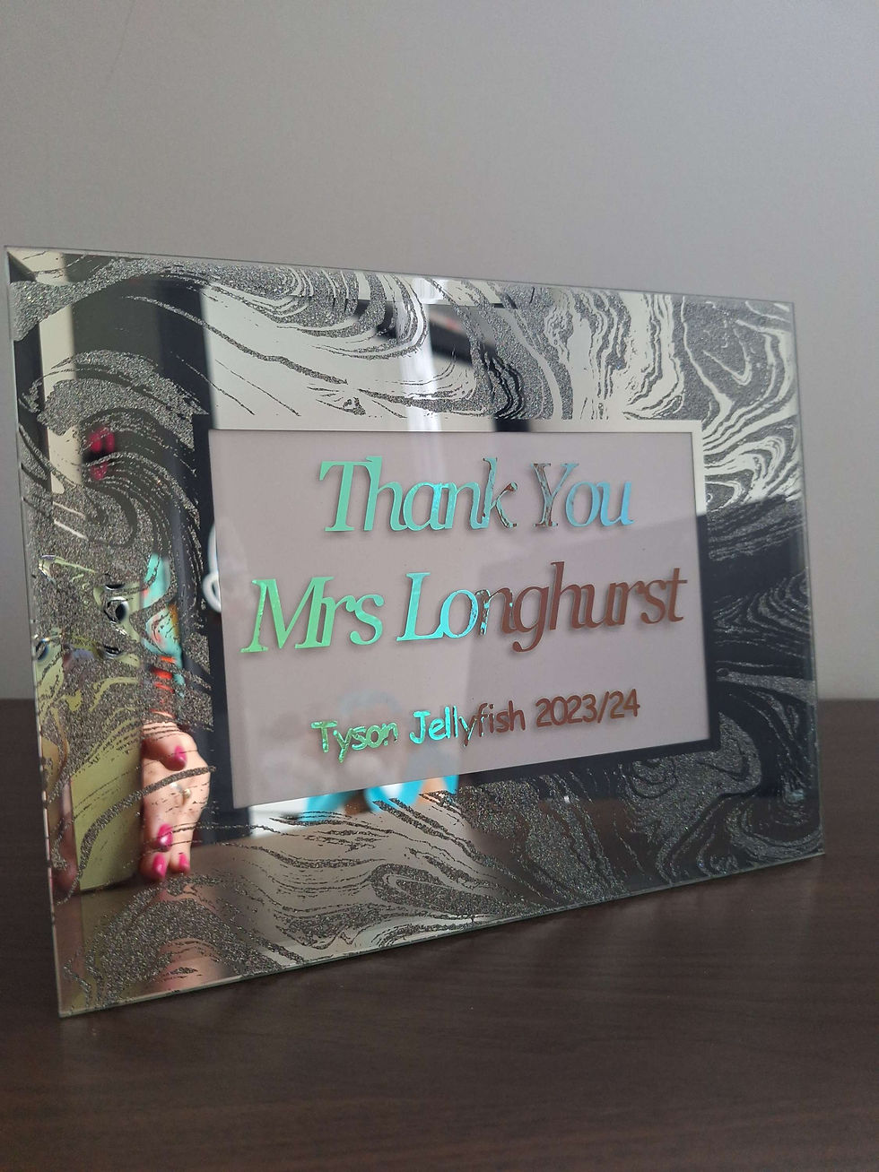 Miniatura: A sparkly glass frame with personalised vinyl frase "Thank you Mrs Longhurst- Jellyfish class 2023/2024"
