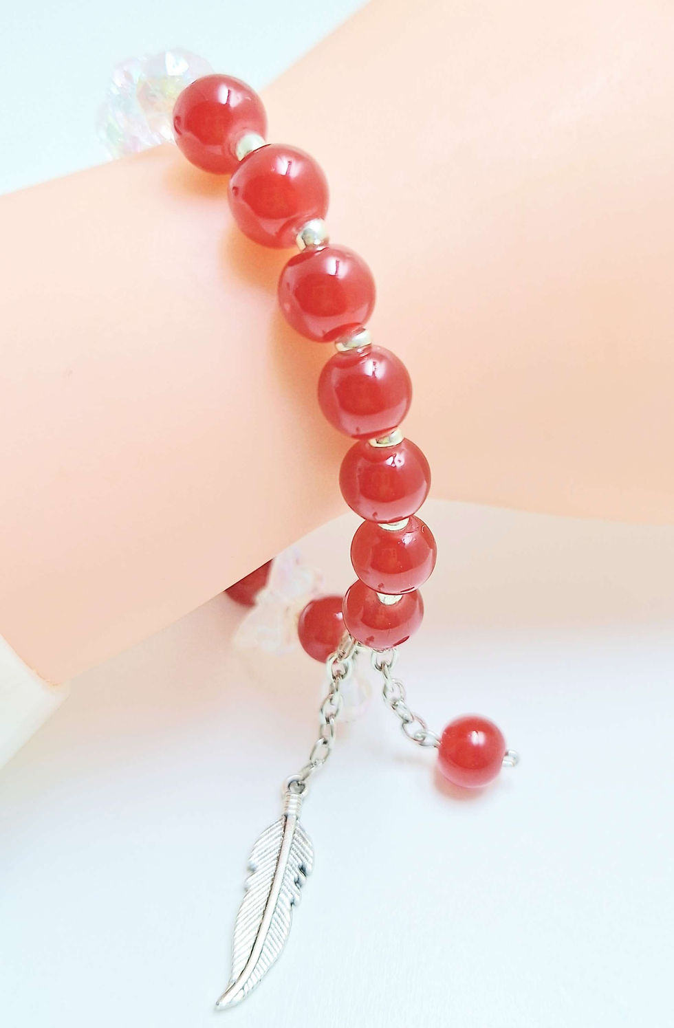 Miniatura: Women's red handmade beaded bracelets on wrist View