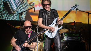 Satriani e Steve Vai lançam o single ‘Dancing’
