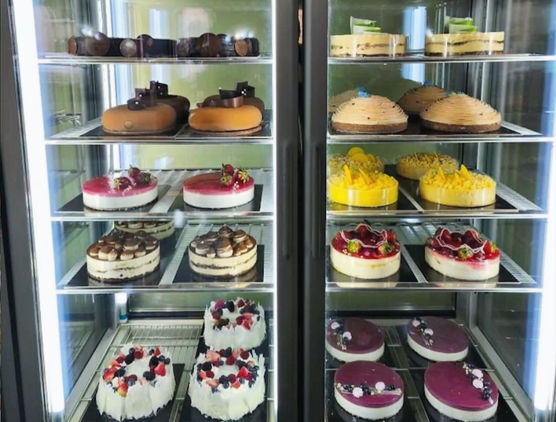 Vetrina dolci del Paris Bar con torte, monoporzioni e dessert esposti.