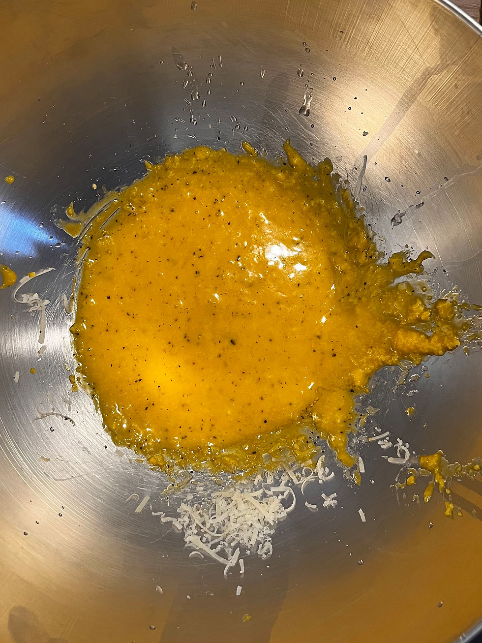 Crema di uova fatta con tuorli, pecorino grattugiato e pepe