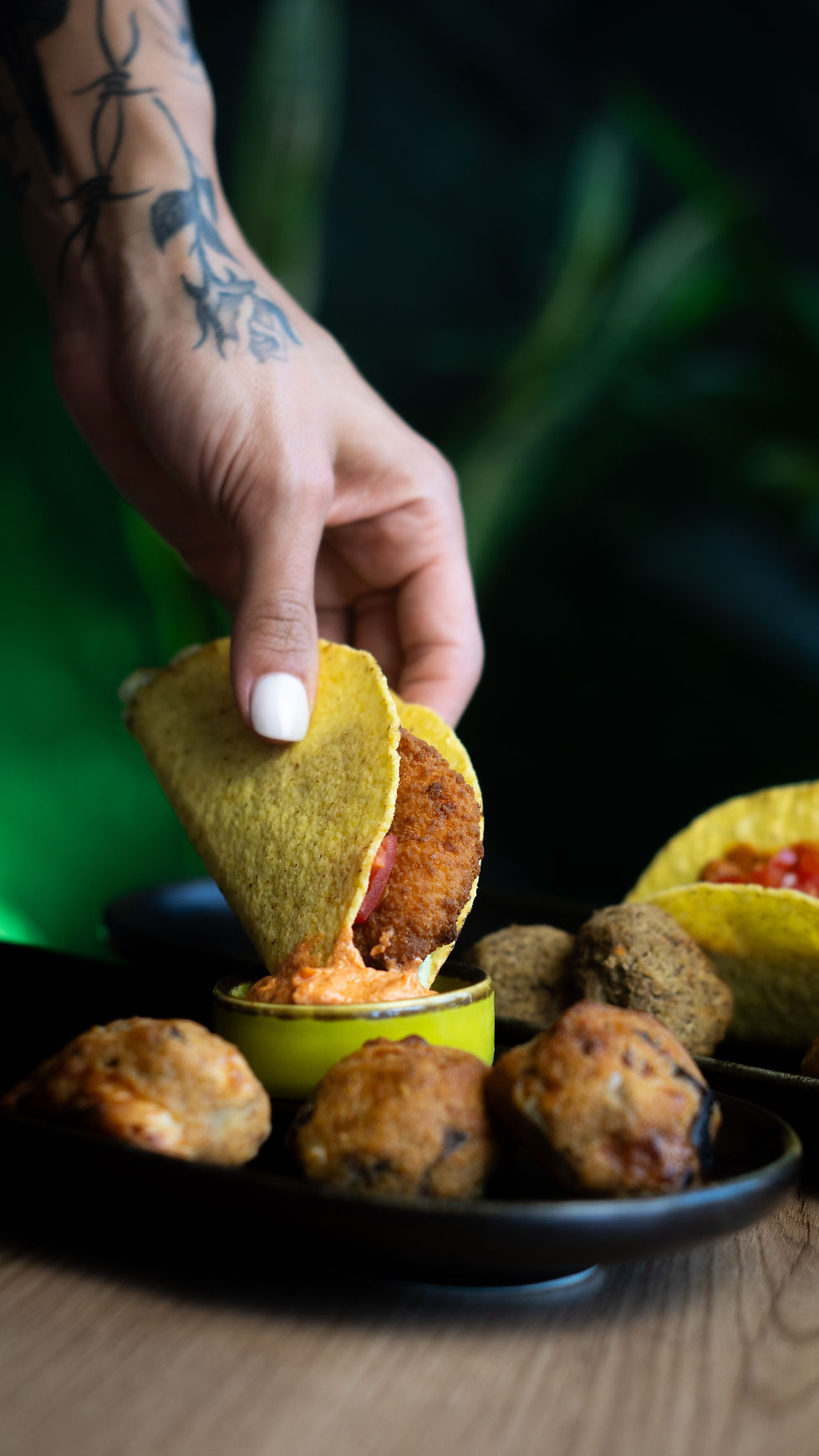 Tacos e polpette servite come finger food al The Garden Roma