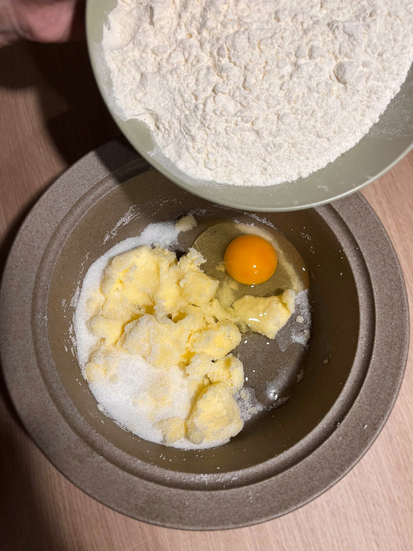 aggiungere uova, farina