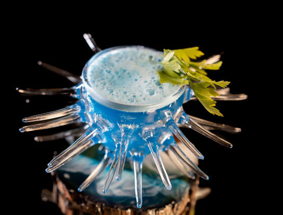 Cocktail blu decorato con spuntoni metallici e foglie, presentazione scenica della drink list RaceGpT al The Race Club