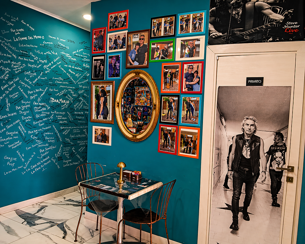 Parete con scritte e riferimenti musicali all’interno di Apperò, locale a Roma ispirato alla musica italiana e alla convivialità.