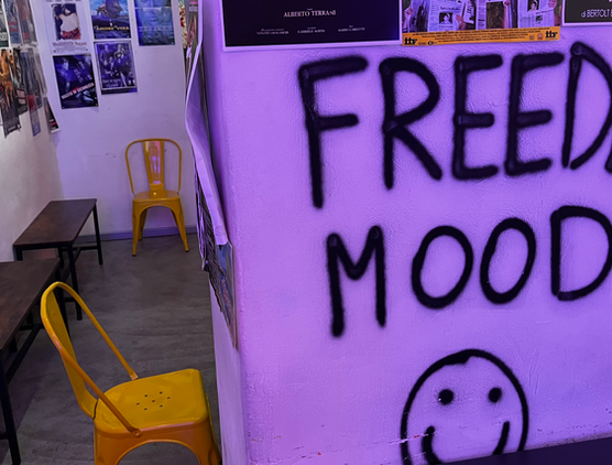 Insegna interna Freeda Mood Roma con parete decorata, atmosfera pop e stile da art space musicale.