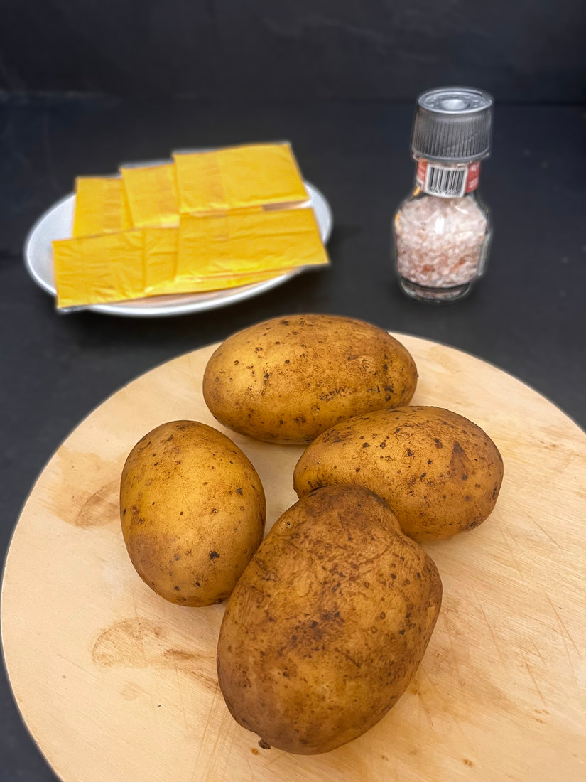 Patate raccolte fresche nel campo