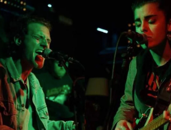 Cantanti sul palco a Lettere Caffè Roma, locale con live music e spettacoli dal vivo