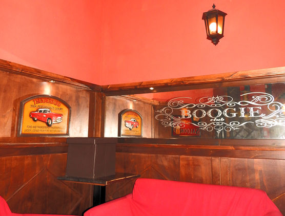 Saletta interna del Boogie Club Roma, pub con live music e atmosfera serale a Roma.