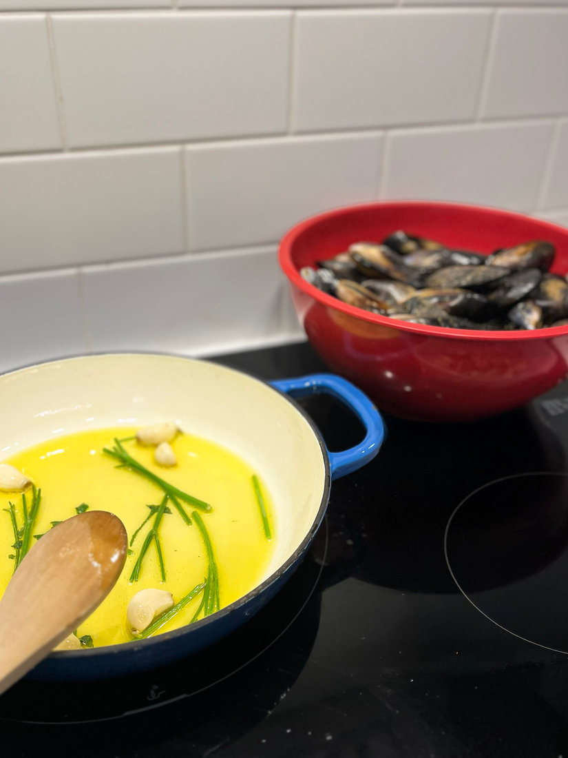 Ingredienti impepata di cozze alla marinara, olio, aglio, pepe, sale, prezzemolo