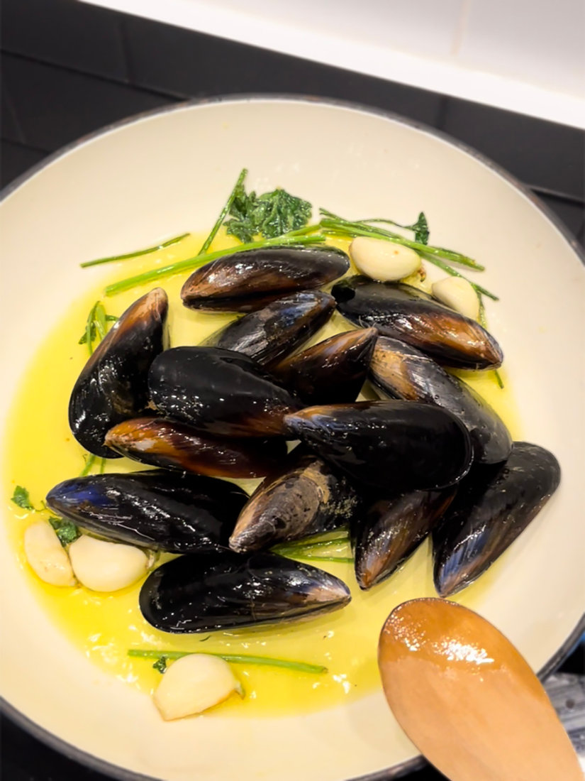 Cozze cotte su soffritto di aglio, prezzemolo, olio e sale