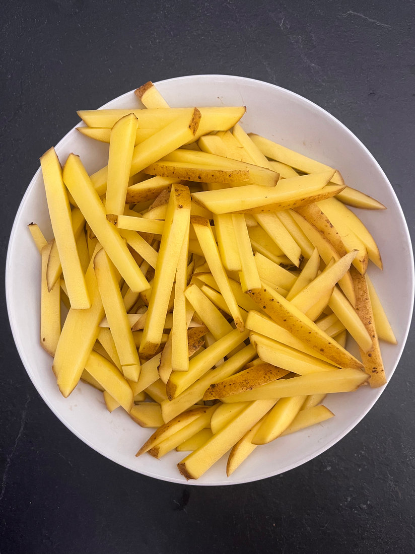 Patatine fritte pronte per essere fritte
