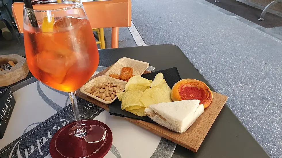 Aperitivo con spritz e tagliere da Apperò, bar a Roma ideale per drink, stuzzichini e serate con musica dal vivo.