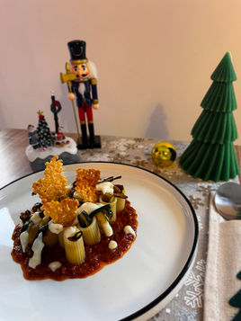 Albero di Natale di pasta al pesto di pomodorini, zucchine e crema di parmigiano