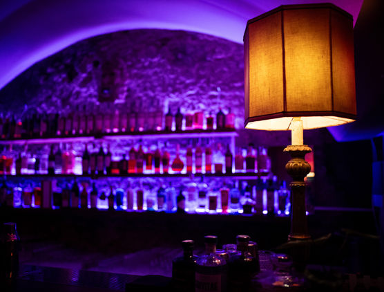 Cocktail bar dell’Arciliuto Roma con luci soffuse, atmosfera underground e musica jazz dal vivo