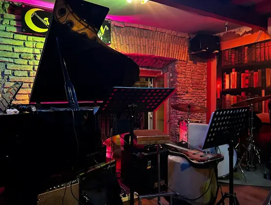 Sala live del Gregory’s Jazz Club Roma con pianoforte e batteria, locale jazz con cucina giapponese nel centro storico
