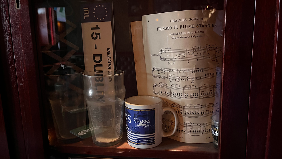 Dettagli vintage dell’Abbey Theatre Roma, Irish pub nel centro storico con musica, Guinness e atmosfera internazionale