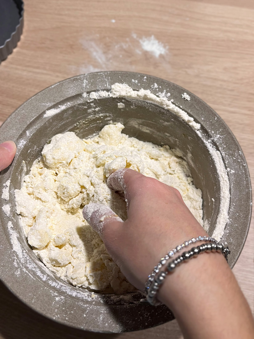 Mescolare gli ingredienti assieme per la crostata