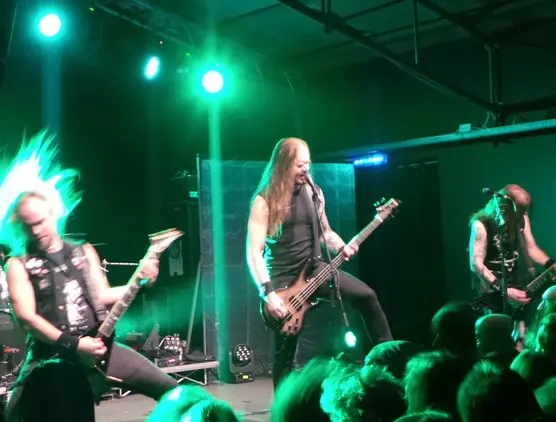 Band metal con luci verdi si esibisce dal vivo davanti al pubblico al Largo Venue Roma