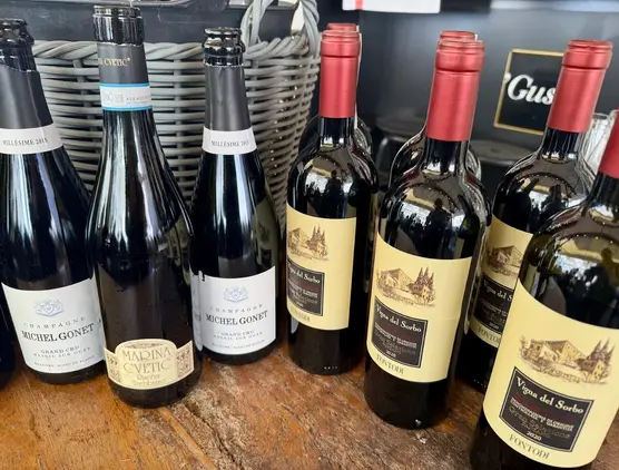 Bottiglie di vino rosso e bianco della carta dei vini di 'Gusto sul bancone