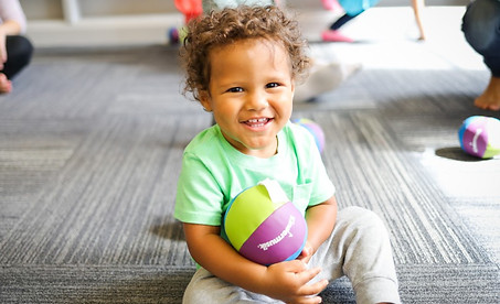 Photo_Kindermusik_MadelineThibodeauxStudio-2018_toddler-smiling-chimeball_Level1_2520x1680