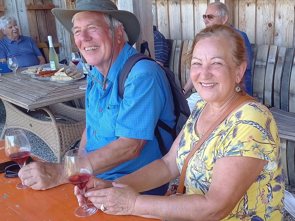 Ein interessantes Besucherpaar genießt den kühlen Spätburgunder.