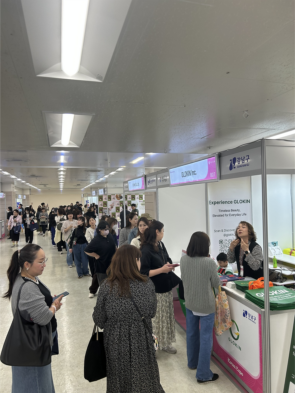 「KOREA EXPO TOKYO 2026」の会場で、GLOKINブースを訪れる人々で溢れ、長い行列ができている様子