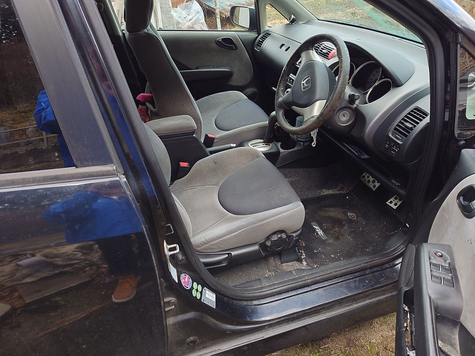 徳島県三好郡エムネット・ホンダフィットGD1型車内はカビと湿気があり大変でした。