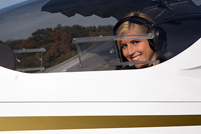 Lisa im Flugzeug