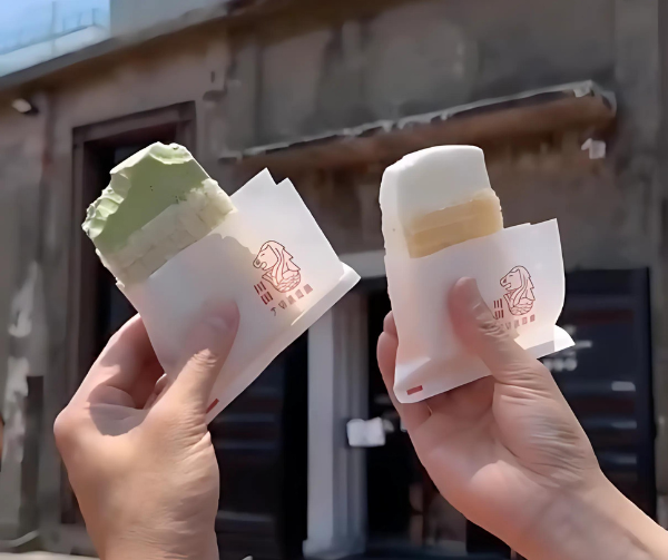 拿著兩片手切冰淇淋