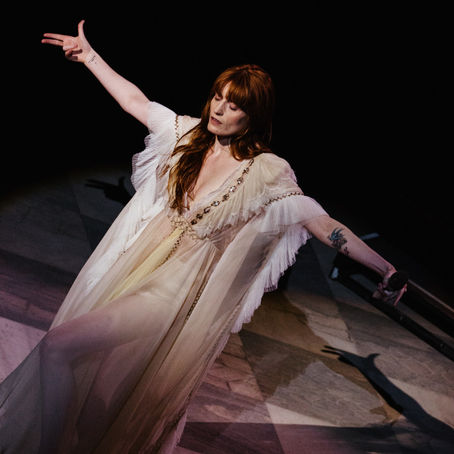 "Os fãs me ajudaram muito," diz Florence à Vogue UK antes do último show da era